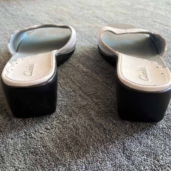 Clarks White Flower Sandals - Picture 4 of 7